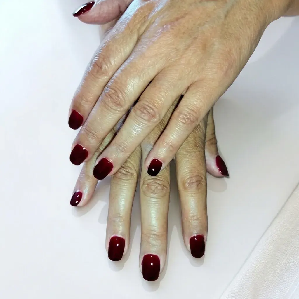 Uñas cortas en bordó