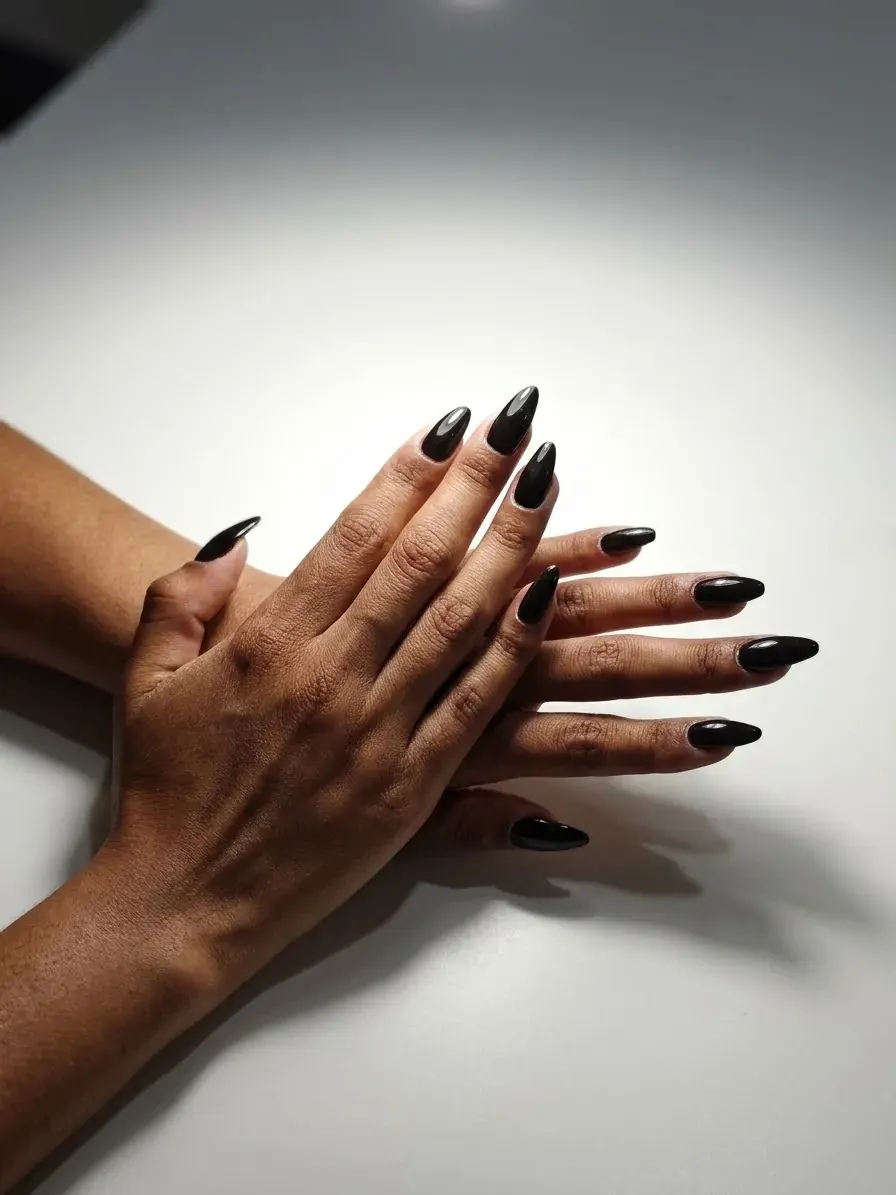 Uñas almendradas largas en negro brillante