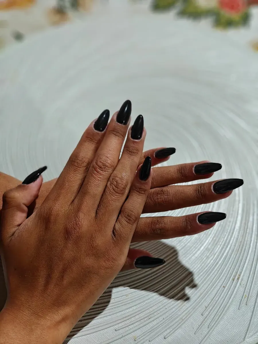 Uñas largas en negro