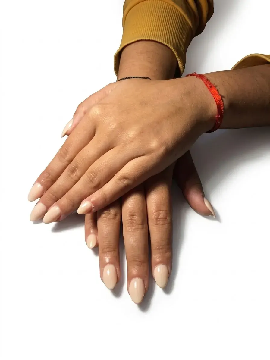Uñas almendradas en tono nude